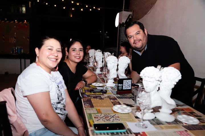 Entre trazos, brindis y bocados