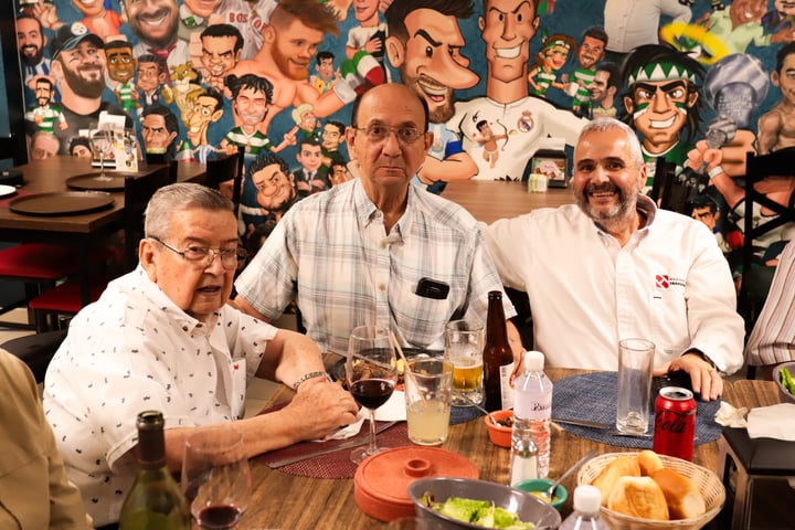 Amigos conviven en amena charla