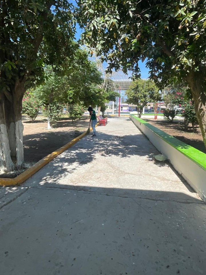 Los trabajos consistieron en limpieza y deshierbe, pintura de jardineras y kiosco.