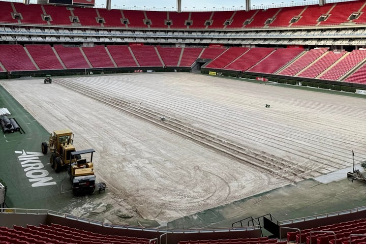 Retraso en cancha del Estadio Akron obliga a Chivas a mover su debut como local
