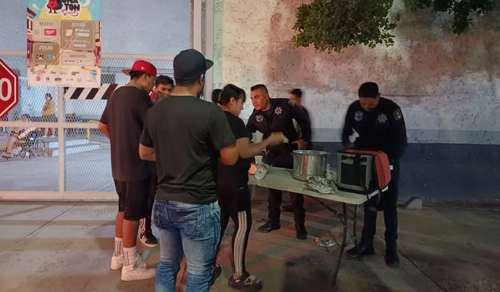 Elementos de la Policía Civil de Coahuila, llevan café y pan a familiares de internos en Hospitales de Torreón