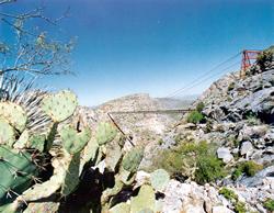 Puente de Ojuela. Aquí hubo una hermosa colonia que desapareció, y sólo quedó como testigo el puente y las ruinas de las casas.