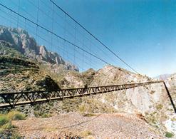 Puente de Ojuela. Puente colgante de 315 metros de largo, adorna y embellece la entrada a la vieja mina de La Ojulea, considerada como una de las minas mexicanas que han producido mayor cantida de plomo y plata.