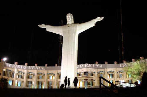 Cristo de las Noas (1973). Cada punto a lo largo del camino es un lugar donde has debido estar antes, para estar aquí ahora, contemplando este hermoso paisaje con un Cristo a tu espalda.