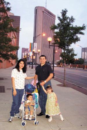 Jenny Negrete de Pacheco, lagunera radicada en Estados Unidos con su esposo Elmer y sus hijos Damaris y caleb . En la gráfica aparecen frente al Columbus Ohio.