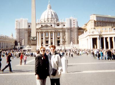 Emma Martínez Quiñones y Esther Borenstein en la Plaza de San Pedro del Vaticano.