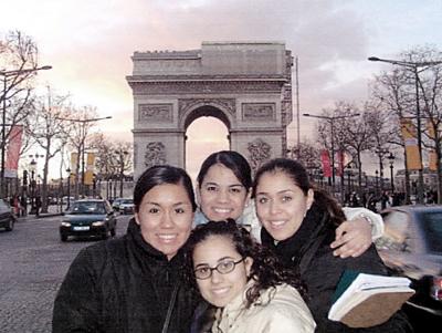 Myrna Gómez, Alhely Agüero, Kelly Sánez y Mónica Ochoa residen en París Francia de manera temporal.