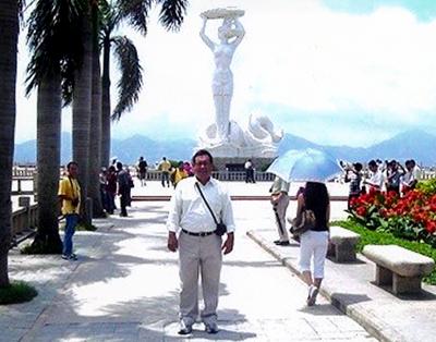 Juan Antonio Diosdado Salazar, captado junto al monumento al Dios de Mar en la Bahía de Schenzhen, República de China.