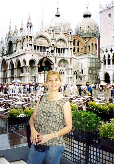 Sandra Hernández de Gutiérrez, captada en la plaza de San Marcos en Venecia Italia.