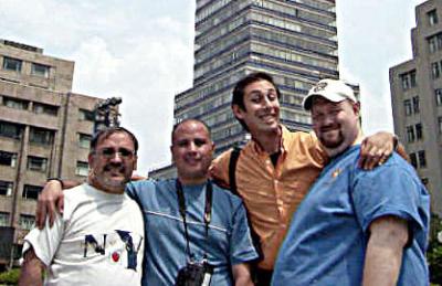 Jesús Gómez y Raúl Pérez acompañado de Carlos Zepeda y Rodney Ferguson en la Torre Latinoamericana en el DF