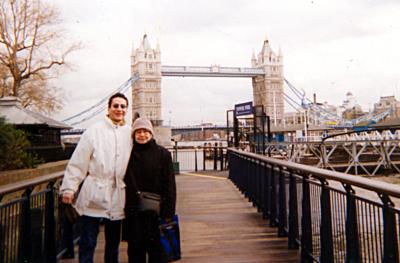 Emma Martínez Quiñones y su hijo Felipe Borenstein Martínez, en un paseo por el río Támesis en Londres, Inglaterra.