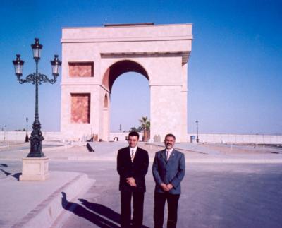 José Vega y Gildardo Lara, funcionarios de conocida empresa Aérea francesa, visitaron recientemente el monumental Arco del Triunfo que se construye al oriente de esta ciudad.