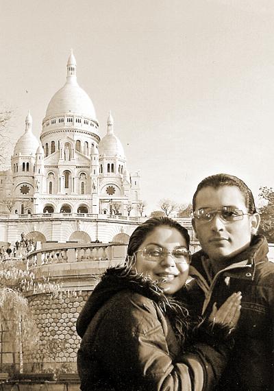 Claudia García de Acosta con Randy Acosta Favela, captados en la  iglesia del Sagrado Corazón en París Francia