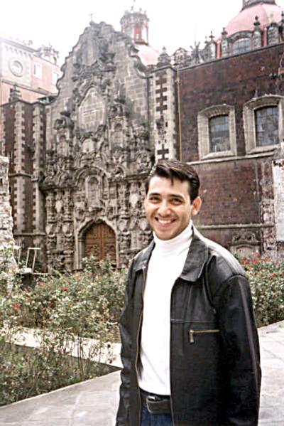 Hugo Alberto Dena Silva, en el atrio de la parroquia de San Francisco de Asís, que está ubicada en la calle Madero del Centro Histórico de México