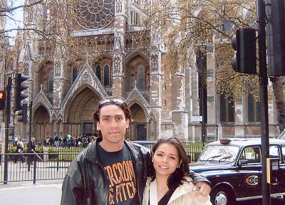 Le Roy Briggs Murillo y Martha Yáñez de Briggs, en un paseo por una de las principales avenidas de Londres.