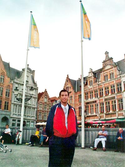 Arturo Núñez Luna, en un paseo por las antiguas calles Brujas, en Bélgica.