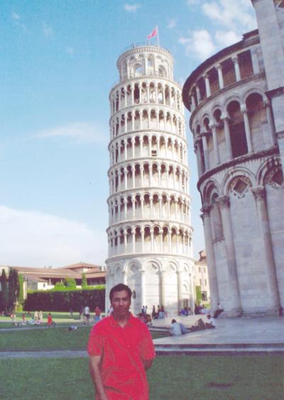 Arturo Núñez Luna, captado en la Torre Pisa de Italia.