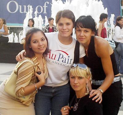 Mónica Gallardo y Paola Limones acompañadas de Mamuera y Edith Vantowsky de Bosnia, afuera del Lincoln Center en Nueva York.