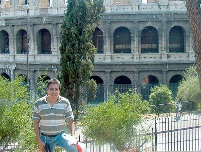 Fernando López Medrano, frente al majestuoso Coliseo de Roma, Italia.