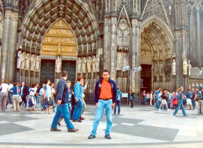 Fernando López Medrano, captado frente a la majestuosa Catedral de Colonia en Alemania