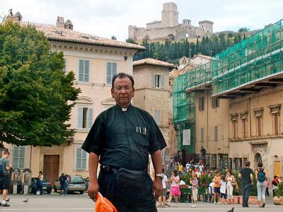 El Pbro. Alejandro Flores Gaytán en la plaza de Asís, Italia, asistio a la Jornada Mundial de la Juventud para acompañar a los jóvenes laguneros