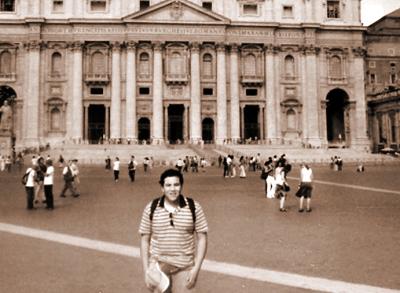 Gerardo Alberto Hernández Castañeda en la plaza de San Pedro, en el Vaticano, durante su visita.