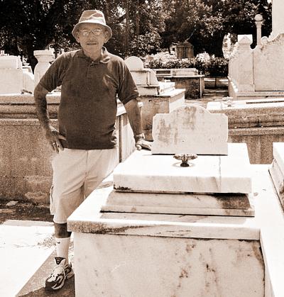 Leonel Rodríguez R. ante la tumba del escritor Félix B. Caignet Salomón, en la Necrópolis de Cristóbal Colón de La Habana, Cuba.