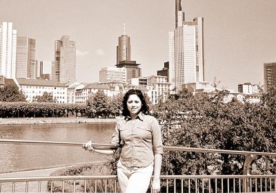 Susana Rangel Ortiz, captada frente al río Rhin en Frankfurt, Alemania.