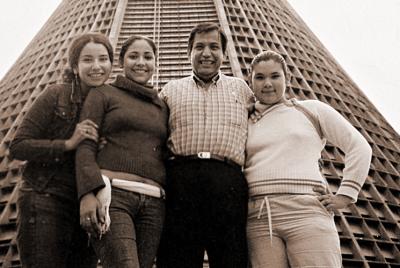 Jesús Ochoa con sus hijas Martha, Ana Laura y Malú Ochoa Valdés, frente a la Basílica de Río de Janeiro, en Brasil.