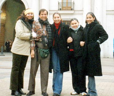 Ana María, Jesús, Ana laura y Malú Ochoa Valdés, frente al Palacio de la Moneda, en Santiago de Chile.