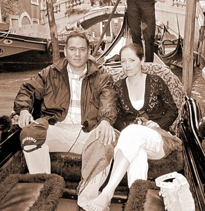 Federico Jiménez de Dios y Elizabeth Nájera de Jiménez, captados en un paseo en góndola por los canales de Venecia, Italia.