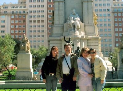 Victoria Mendoza, Víctor Mendoza, Lety Romo de Mendoza y Paola Mendoza, en una de las principales avenidas de Madrid, España.