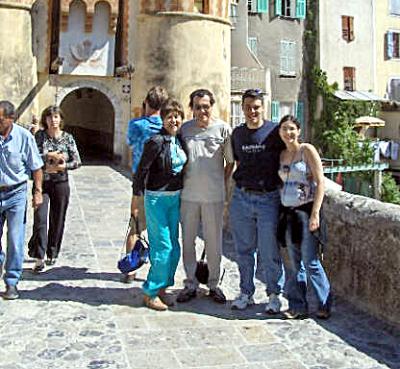 En Francia, radica María Susana Valdés de Rouquier con su esposo Gabriel e hija Suzanne, los acompaña el joven Nicolás..