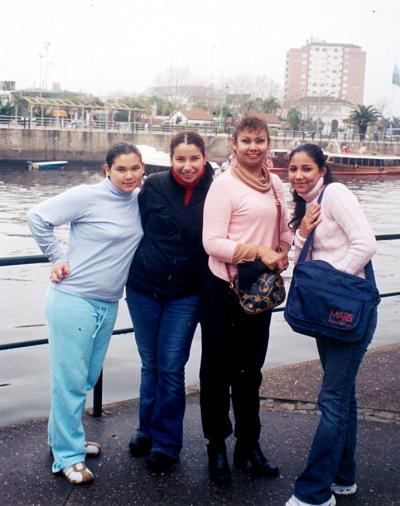 Ana María Valdés con sus hijas Ana Laura, Martha, Malú Ochoa Valdés, captadas en un paseo por las calles de Buenos Aires, Argentina.