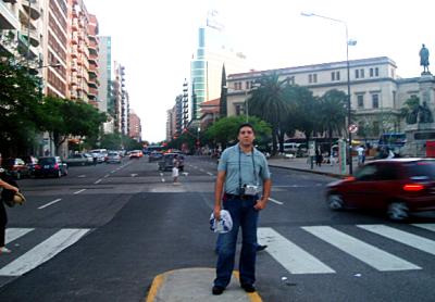 Jesús Armando Alvarado Acosta en una de las principales avenidas de Córdova, Argentina.