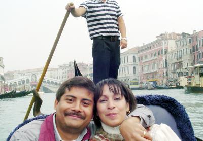 Alfredo Cantú y Martha Portillo en Venecia, Italia, durante el viaje que realizaron por Europa como regalo de cumpleaños para Martha y con motivo de su aniversario.