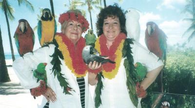 Emma Martínez Quiñones y su hija Esther Borenstein Martínez, en un paseo por Hawaii.