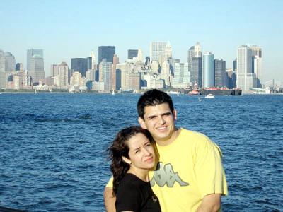 Verónica y Jesús Casas, en un paseo por Nueva York alrededor de la Estatua de la Libertad.