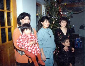 Las hermanas Fermán Flores llevan más de una década de vivir fuera de su tierra natal. Inés fue la primera de ellas en cambiar su residencia a Francia, ya que se casó con Jacques Deydier. *Después, Melina también llegó al altar para contraer matrimonio con Bruno Demichel hace 16 años; en un principio vivieron en Francia, pero ahora su hogar lo tienen en Rumania, donde de igual manera la felicidad los embarga. 
 Y por último Cecilia. Ella unió su vida en matrimonio a la del francés Martín García hace 18 años; actualmente radican en Burdeos, Francia. 


Ellas tres viven suspirando por su patria, y a pesar de estar tan lejos de la misma, conservan sus tradiciones, cocinan a menudo antojitos mexicanos, los cuales se han convertido en el platillo favorito de sus respectivos esposos.