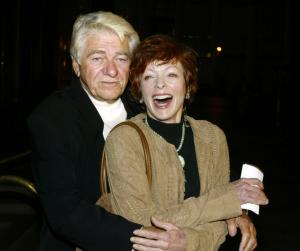 El Actor Seymour Cassel abrazado  a la actriz francesa Fisher asistieron a la premier de Frida.