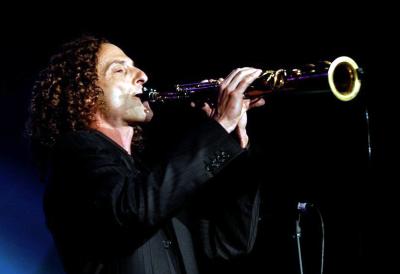 El Saxofonista Kenny G durante su participación en entrega de Premios Oye!