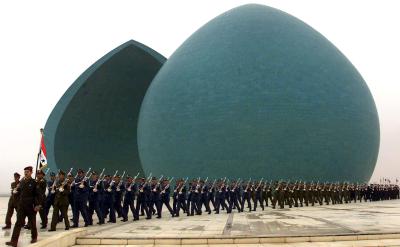 Soldados iraquíes desfilan delante del monumento de mártires de Baghdad  en el día de los mártires el 1 de Diciembre. Este monumento fue construido durante la guerra de Iran-Iraq entre 1980 y  1988