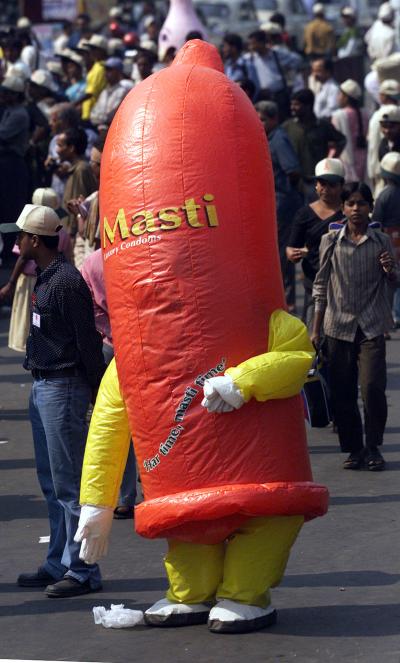 Un activista vestido como preservativo el día mundial de el SIDA en Calcutta. Cuatro millones de hindúes tienen SIDA, haciendo de este país el segundo con más padecimientos de esta enfermedad después de África.