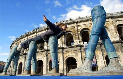 Un niño juega entre la exhibición de pantalones de mezclilla vaqueros que se muestra delante de las ruinas de Nimes para celebrar el festival de Jeans. 'Denim' es un material francés que se obtiene de esta ciudad  y es el material que utiliza LEVIS desde 1850 es exportado a Estados Unidos desde que se descubrió que era un tejido sumamente resistente para hacer velas y techos de autos.