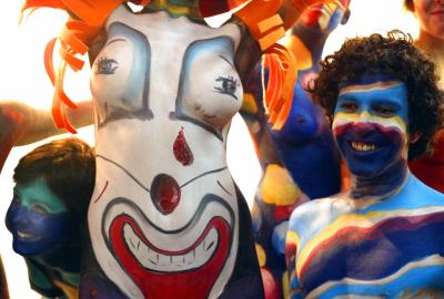 Hombre y mujer posan con sus cuerpos pintados durante la quinta competencia nacional de 'Cuerpos pintados' en Madrid. Dieciséis artistas participaron en el evento.