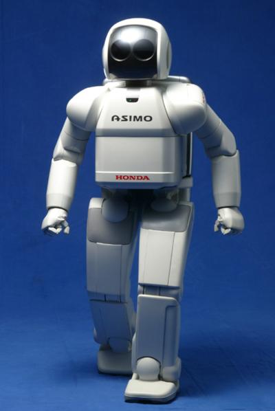 La empresa automotriz Honda Motor Co. Presentó es el robot Asimo. 
La maquina de 1,22  camina, sube escaleras y reconoce voces. Es una versión mejorada y ahora entiende los gestos humanos y los movimientos.