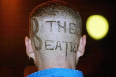 Un fanático de los BEATLES lució así en el concierto en el que se recordó la muerte del ex-Beatle George Harrison en el Royal Albert Hall en Londres Inglaterra.