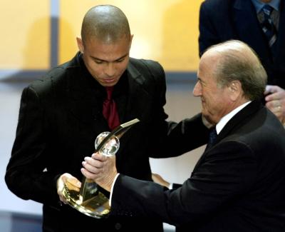 El Presidente de la FIFA, Blatter, entregó a Ronaldo el trofeo que lo distingue como el mejor jugador del mundo por la FIFA 2002