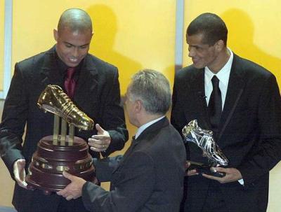 Ronaldo, recibe también 'La bota de oro' como primer máximo goleador de la Copa Mundial pasada de manos del director  Amancio Amaro del Real Madrid , mientras que el también brasileño Rivaldo recibió la Bota de Plata del como segundo máximo goleador durante la Gala de la FIFA en Madrid.