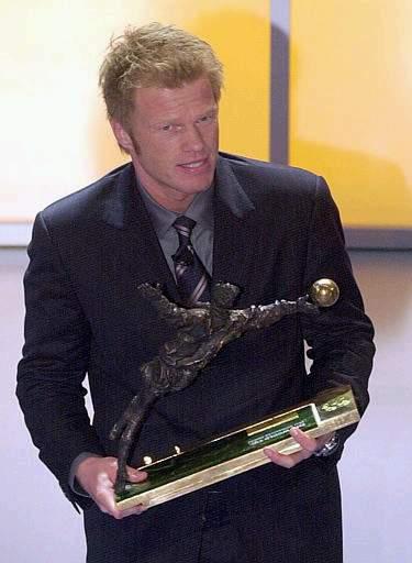 El alemán Oliver Kahn, el hombre del rostro serio pero de la eficacia bajo los palos, también acaparó honores al recibir el Balón de Oro del Mundial, el premio al mejor guardameta del torneo asiático y el del segundo del mejor jugador del año.